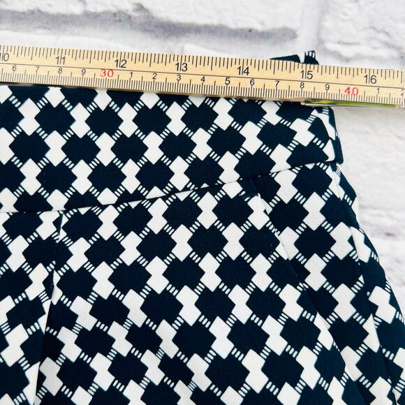 ANN TAYLOR Factory Shorts Woman's Size 4 Black White Geometric Dressy Casual - Picture 5 of 8